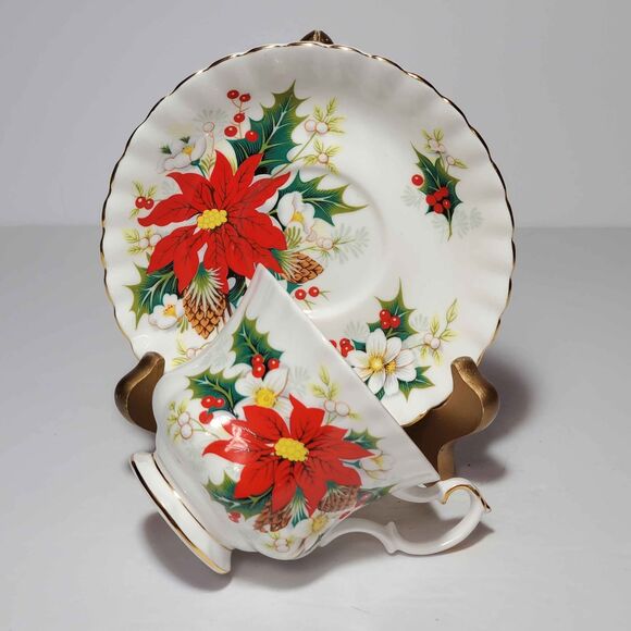 Royal Albert Teacup and Saucer Yuletide Red Poinsettia Christmas Vintage - Picture 5 of 9